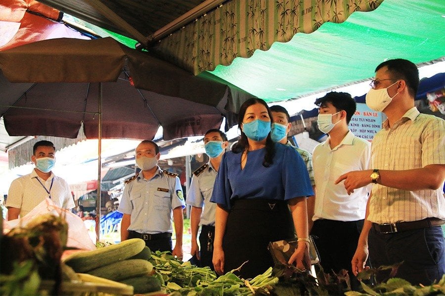 An toàn thực phẩm và vệ sinh môi trường tại chợ tổng hợp Hà Nội